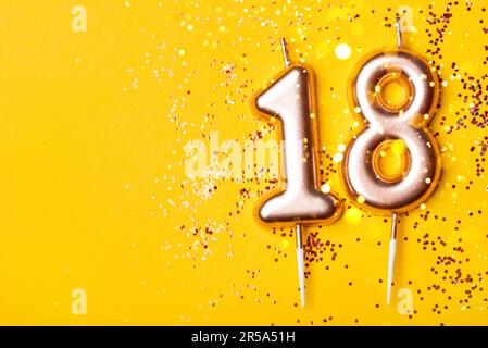 Velas de cumpleaños con el número 18 sobre un fondo de color rosa con  espacio para texto Fotografía de stock - Alamy