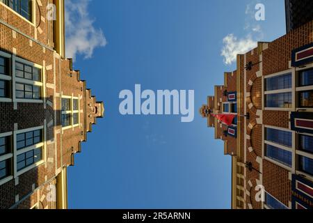 Vista de ángulo bajo de las casas con gables escalonadas en la calle Groot Heiligland, Haarlem, Países Bajos. Foto de stock