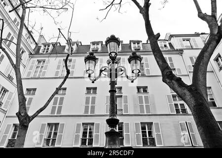 La Place de Furstenberg, donde Delacroix decidió vivir, es famosa por ser una de las plazas con más encanto de París Foto de stock