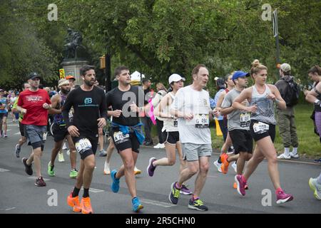 Los corredores salen de Prospect Park en el punto medio de la media maratón de Brooklyn en su camino a la línea de meta en Coney Island on the Ocean. Foto de stock