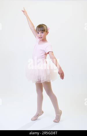 Niña pequeña, en casa jugando disfrazada con un traje de bailarina con tutú  rosa tul, calcetines y antenas Fotografía de stock - Alamy