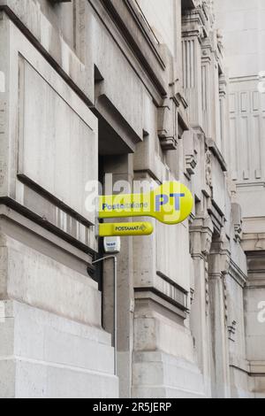 Poste Italiane es el proveedor nacional de servicios postales en Italia con su logotipo de signo amarillo brillante y letras azules Foto de stock