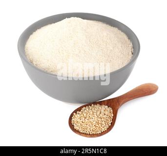Harina de quinoa en tazón de cerámica y cuchara de madera con semillas sobre fondo blanco Foto de stock