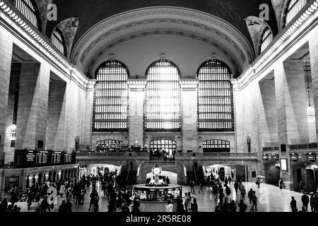 4 de junio de 2023, Nueva York, Nueva York, Estados Unidos: Viajeros, Los turistas y los neoyorquinos caminan por el gran salón de la Grand Central Terminal... Grand Central Terminal, a menudo conocida como Grand Central Station, es una estación de tren histórica en la ciudad de Nueva York. Su arquitectura Beaux-Arts, el techo celestial y la animada explanada lo convierten en un lugar de interés y centro de transporte. (Imagen de crédito: © Taidgh Barron/ZUMA Press Wire) ¡USO EDITORIAL SOLAMENTE! ¡No para USO comercial! Foto de stock