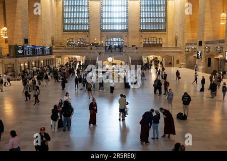 4 de junio de 2023, Nueva York, Nueva York, Estados Unidos: Viajeros, Los turistas y los neoyorquinos caminan por el gran salón de la Grand Central Terminal... Grand Central Terminal, a menudo conocida como Grand Central Station, es una estación de tren histórica en la ciudad de Nueva York. Su arquitectura Beaux-Arts, el techo celestial y la animada explanada lo convierten en un lugar de interés y centro de transporte. (Imagen de crédito: © Taidgh Barron/ZUMA Press Wire) ¡USO EDITORIAL SOLAMENTE! ¡No para USO comercial! Foto de stock