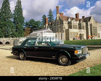 Coche clásico. Bentley Mulsane Turbo de 1980 frente al Rhinefield House Hotel. El Nuevo Bosque, Hampshire. Foto de stock