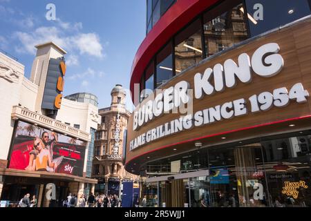 Señalización de restaurante de comida rápida Burger King, Leicester Square, Londres, Inglaterra, Reino Unido Foto de stock