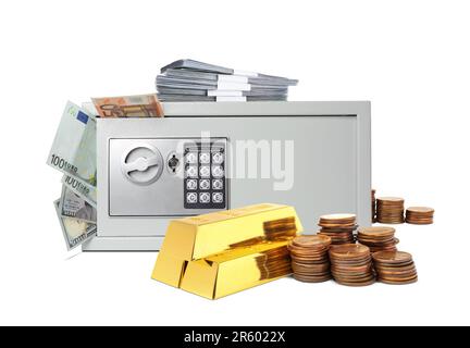 Hombre de negocios con dinero en caja fuerte grande sobre fondo blanco  Fotografía de stock - Alamy