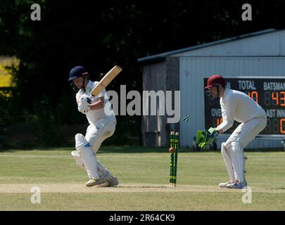 Críquet de la aldea en Norton Lindsey, bateador en bolos, Warwickshire, Inglaterra, Reino Unido Foto de stock