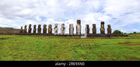 Fila de estatuas de piedra Moai en la plataforma, famoso sitio arqueológico Ahu Tongariki, vista panorámica frontal, horizonte azul. Rapa Nui Isla de Pascua, Chile Foto de stock