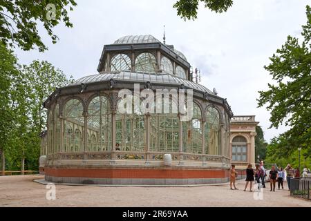 Madrid, España - Junio 07 2018: Turistas y lugareños se reúnen fuera del Palacio de Cristal en el Parque del Retiro. Diseñado por el arquitecto Ric Foto de stock