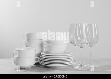 Elegante mesa con vajilla negra sobre fondo claro Fotografía de stock -  Alamy