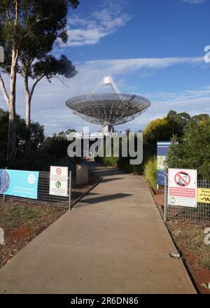 Entrada al Centro de Descubrimiento de Visitantes del Radiotelescopio Parkes Foto de stock