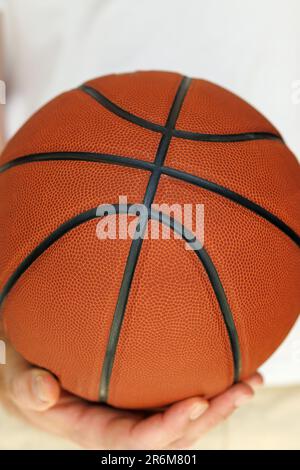 Niño con disfraz de disfraz como jugador de baloncesto con pelota, MR#  Fotografía de stock - Alamy