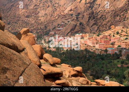 Pueblo en el Antiatlas cerca de Tafraoute Marruecos Foto de stock