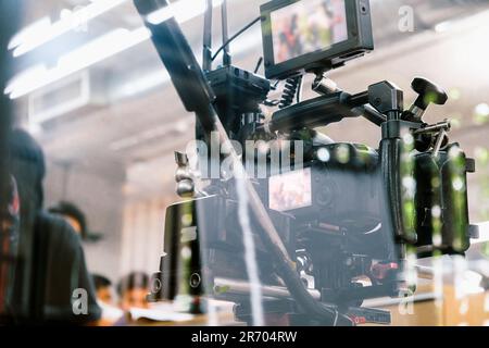 Equipo de cámara para grabar vídeo y grabación de sonido sobre un trípode  fijo Fotografía de stock - Alamy