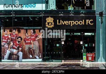 Una tienda del Liverpool Football Club en Castle Lane, Belfast Irlanda del Norte. Venta de objetos deportivos y artículos deportivos relacionados con el Liverpool FC. Foto de stock