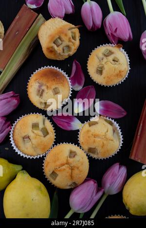 muffins de ruibarbo de limón con tulipanes Foto de stock