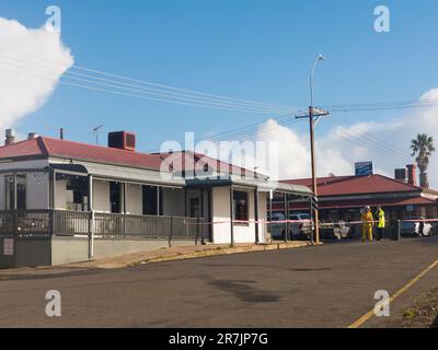 La vista del incendio dañó el restaurante Shy Wren en North Terrace en Penneshaw con dos trabajadores de emergencia en Kangaroo Island, Australia. Foto de stock