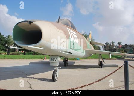 Dassault Super Mystere B2 en el Museo de la Fuerza Aérea Israelí, Be'er Sheva. Foto de stock