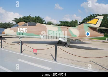 Dassault Super Mystere B2 en el Museo de la Fuerza Aérea Israelí, Be'er Sheva. Foto de stock