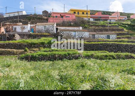 El Cercado, un pequeño pueblo con un hermoso paisaje en terrazas en las tierras altas de La Gomera. El pueblo es famoso por los alfareros y el arte Foto de stock