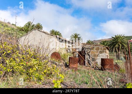 Antiguo cobertizo de piedra en los jardines terrazas de El Cercado, un pequeño pueblo con un hermoso paisaje de terraza en las tierras altas de La Gomera. El Cercado es Foto de stock