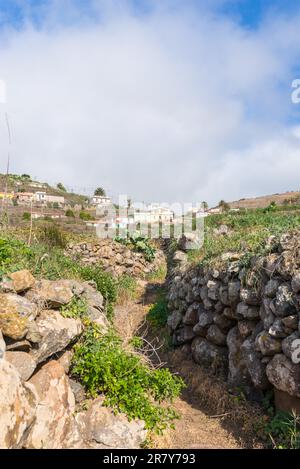 El famoso pueblo alfarero El Cercado en las tierras altas de la isla canaria La Gomera. Los jardines en terrazas son un paisaje típico de la isla. Foto de stock