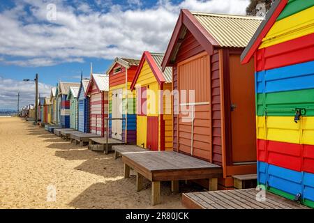 Brighton Beach Victorain cajas de baño. Coloridas cabañas de playa pintadas de colores brillantes bordean la arena en Melbourne, Australia. Son altamente deseables y externos Foto de stock