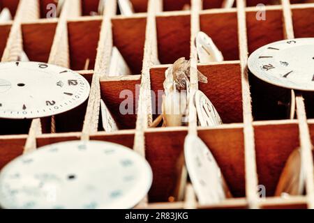 En un entorno steampunk, una mesa de artesano con relojes, engranajes, resortes ilustran el trabajo mecánico preciso y el refinamiento de la horología como ambos Foto de stock