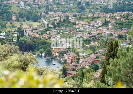 La vista de Bellagio y Pescallo desde los jardines de Villa Serbelloni Foto de stock