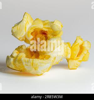 Fotografía macro de cerca de un pedazo de palomitas de maíz visto desde el lado Foto de stock