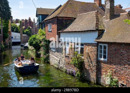 Canterbury, Kent, Inglaterra, Reino Unido - Ponto turístico y barcos en el río Stour en el centro de la ciudad en un hermoso día de verano caliente Foto de stock