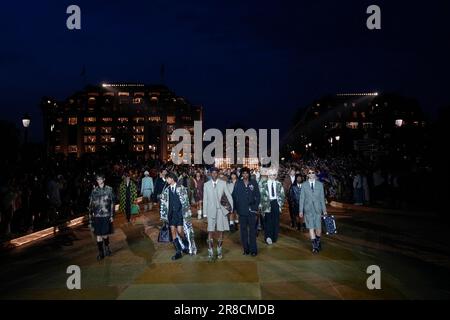 Louis Vuitton listo para ponerse ropa de hombre modelo primavera verano  corto pelo castaño vistiendo la camisa blanca y corbata marrón manchas  blancas, crema Fotografía de stock - Alamy