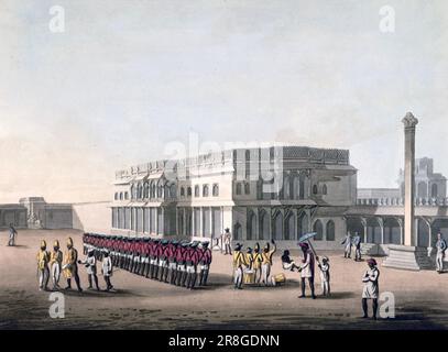 LA COMPAÑÍA Sepoys de LAS INDIAS ORIENTALES con abrigos rojos desfiló en los terrenos del antiguo palacio de verano de Tipu Sultan en Bangalore en 1804. Los funcionarios de la compañía observan los procedimientos a la derecha. Foto de stock
