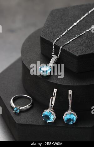 Hermosa joyería con gemas de color azul claro en podios negros Foto de stock