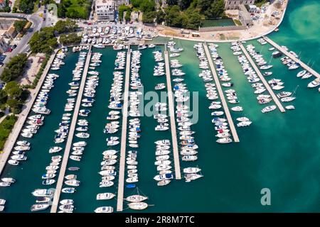 Puerto deportivo de Dubrovnik con barcos en vacaciones en el mar Mediterráneo Dalmacia vista aérea desde arriba viajando en Croacia Foto de stock