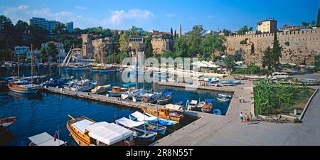 Puerto pesquero, muralla de la ciudad, Antalya, fortificación de la ciudad, Turquía Foto de stock