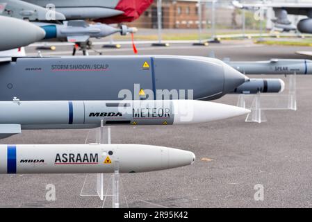MBDA Meteor, MBDA ASRAAM, MBDA Storm Shadow, cuero cabelludo. Misiles en exhibición que ilustran la capacidad de los cazas de aviones Typhoon de la RAF. Armas Foto de stock