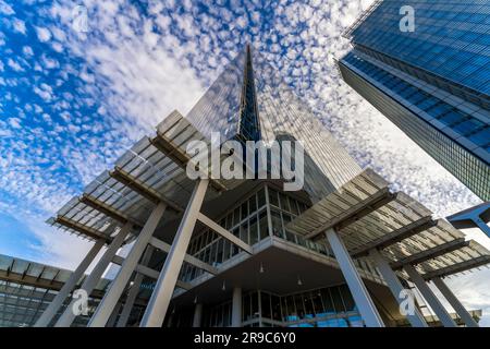 El edificio Shard con reflejos de nubes en su exterior de vidrio moderno. El rascacielos de la ciudad ofrece paisajes urbanos de Londres, vistas panorámicas y vistas del horizonte en la parte superior. Foto de stock