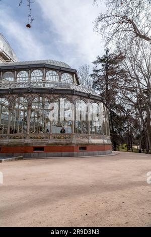 Madrid, España - 16 DE FEBRERO de 2022: El Palacio de Cristal, el Palacio de Cristal es un conservatorio situado en el Parque del Buen Retiro de Madrid. Diseñado originalmente como a. Foto de stock