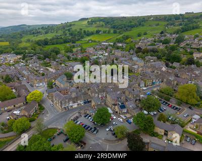 Foto aérea de drone del pequeño pueblo Pately Bridge en North-Yorkshire, Inglaterra. Foto de stock