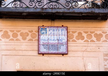 Segovia, España - 18 de febrero de 2022: Letrero de calle de azulejos de cerámica de la calle de la Almuzara en Segovia, Castilla y León, España. Foto de stock