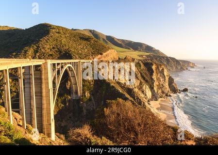 Puente del arroyo Bixby en la carretera de la costa del Pacífico que corre a lo largo de la costa rocosa del centro de California al atardecer en otoño Foto de stock