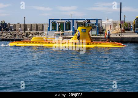En Puerto de Mogán el submarino amarillo desciende a diario a las profundidades, Gran Canaria Foto de stock