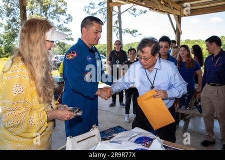 Evento Empleado Equipo 4. El astronauta de la NASA Kjell Lindgren le da la mano a un empleado del Centro Espacial Kennedy durante un evento de apreciación realizado en el Parque KARS del puerto espacial de Florida el 22 de marzo de 2023. Lindgren, junto con sus compañeros Bob Hines y Jessica Watkins, visitó Kennedy para agradecer a los empleados por apoyar el lanzamiento de SpaceX Crew-4 de la NASA. Lindgren, Hines y Watkins, junto con la astronauta de la ESA (Agencia Espacial Europea) Samantha Cristoforetti, se lanzaron a la Estación Espacial Internacional a bordo de una nave espacial SpaceX Crew Dragon el 27 de abril de 2022, desde el Complejo de Lanzamiento de Kennedy. La tripulación permaneció en el o Foto de stock
