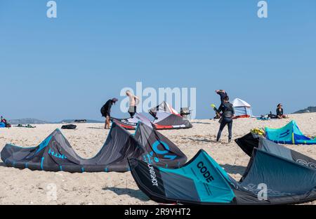 Isla de Lefkada. Grecia- 06.21.2023. Una reunión de gente de Kitesurf con un poco de relax en la larga playa de arena y un poco de surf en el mar. Foto de stock