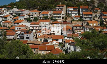 Una fila de casas residenciales con exteriores blancos y rojos en Croacia Foto de stock