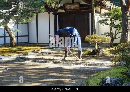 Jardinero preparando el jardín zen en el Pabellón de Plata (templo Ginkakuji), Kioto, Japón Foto de stock