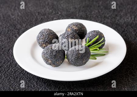 Bolas de mozzarella empanizadas con trufa negra en el plato Foto de stock